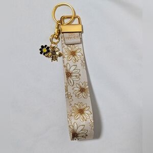 🌼 Handcrafted Floral Wristlet Keychain with Bee Charm 🌼
